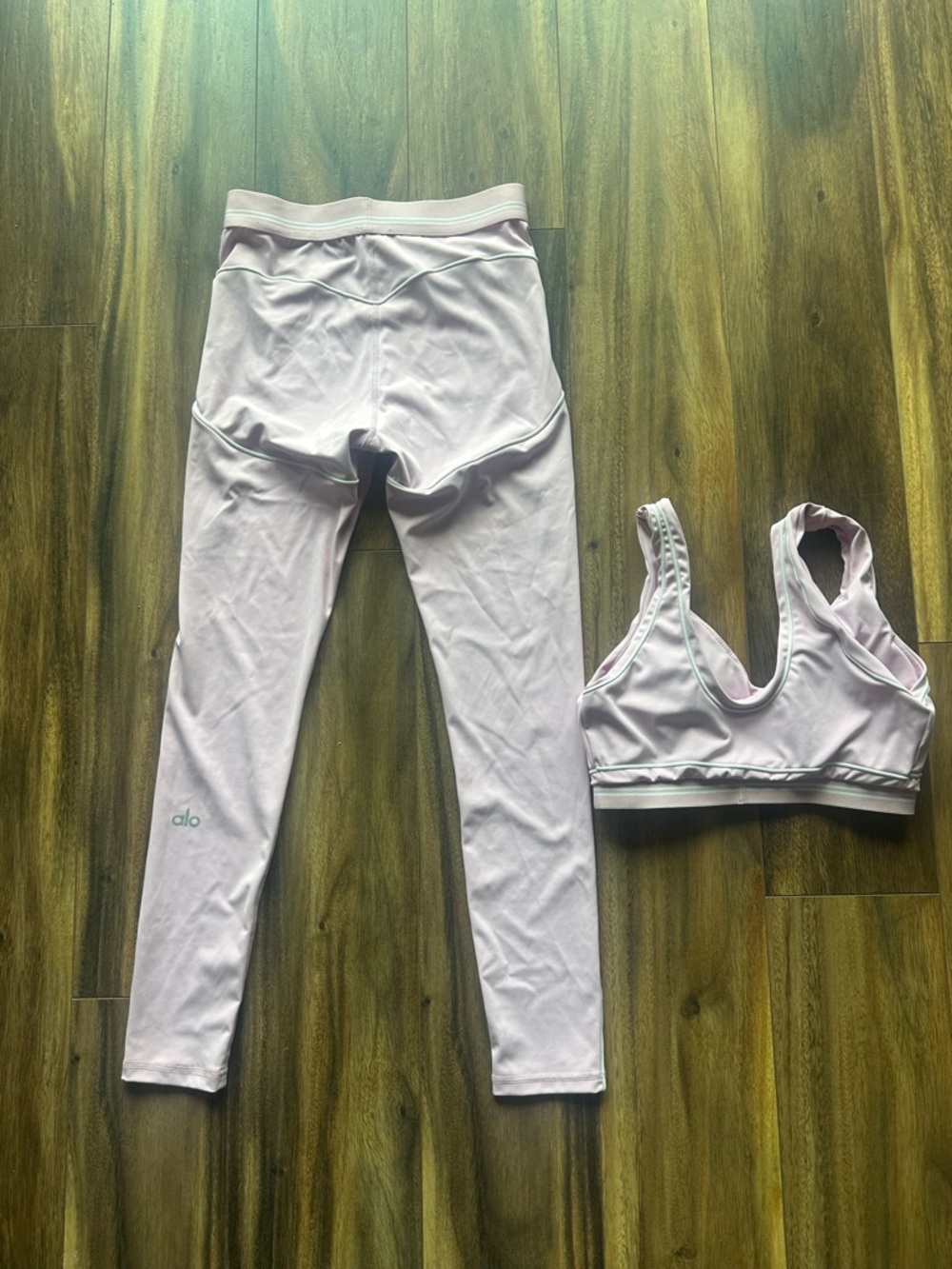 ALO Yoga Airbrush Heart throb Sports Bra and Leggings Set - Picture 4 of 6